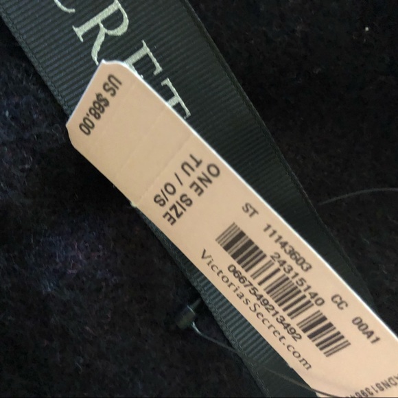Brand new 🎁FINAL PRICE🎉Victoria’s Secret throw - Picture 4 of 4